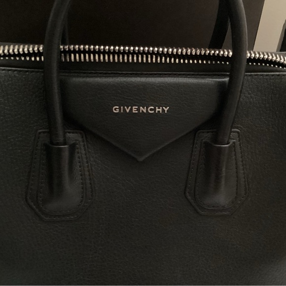 Givenchy
Antigona Medium Top Handle Bag in Grained Leather - Picture 7 of 15